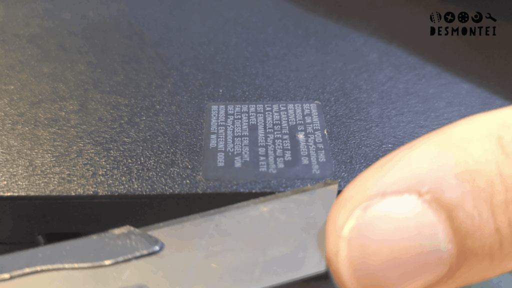 Teardown PS2 Slim mostrando o lacre