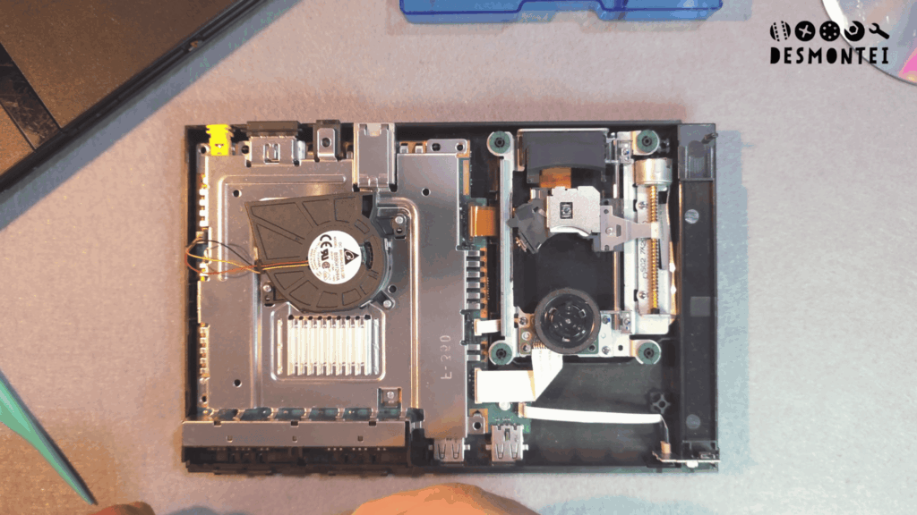 Teardown PS2 Slim mostrando aberto