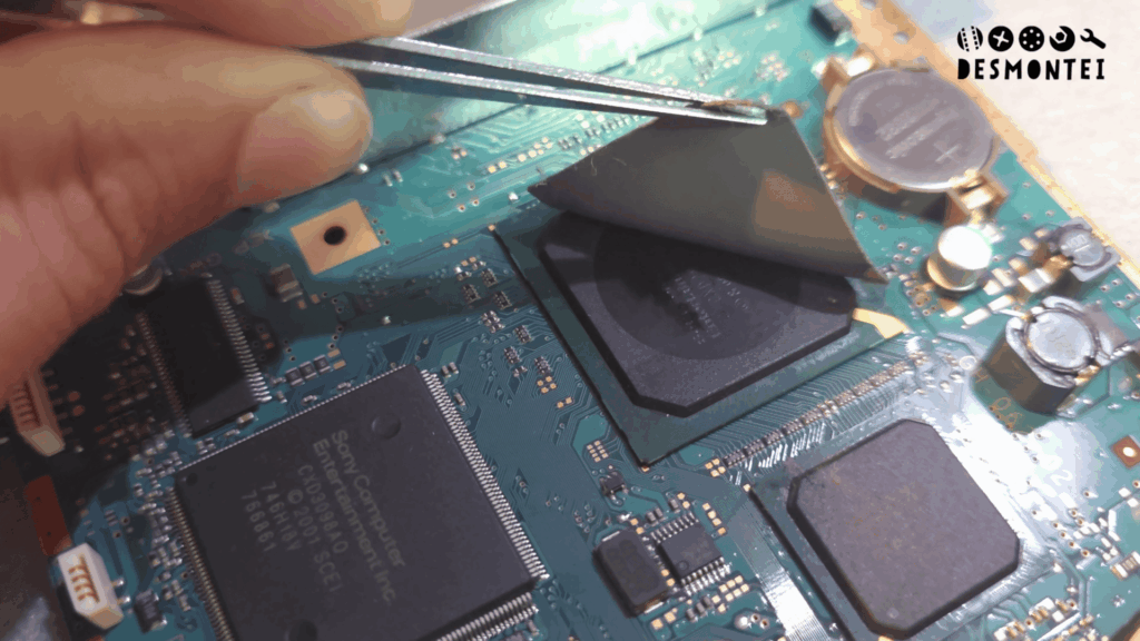 Teardown PS2 Slim retirando termo pad
