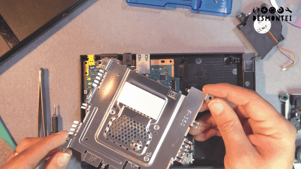 Teardown PS2 Slim mostrando a blindagem