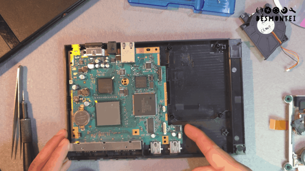 Teardown PS2 Slim mostrando mother board