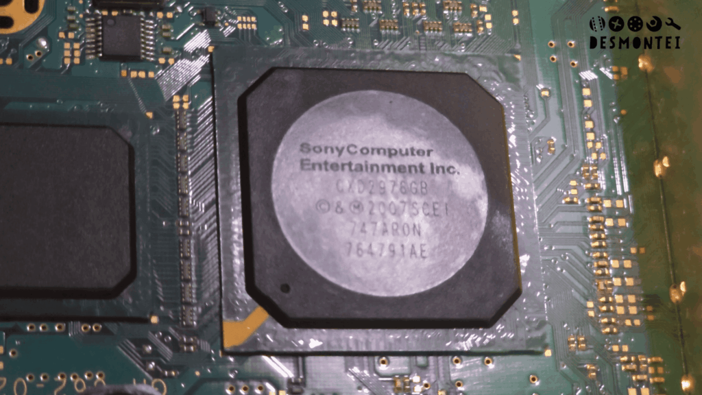 Teardown PS2 Slim mostrando processador