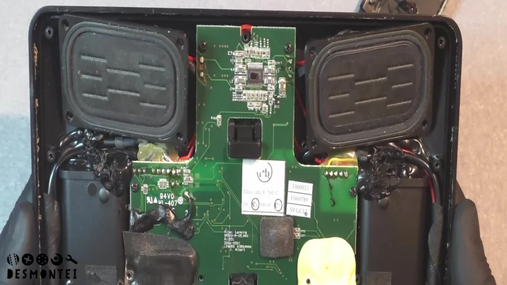 Interior da Dock Altec Lansing mostrando alto-falantes e placa de amplificação