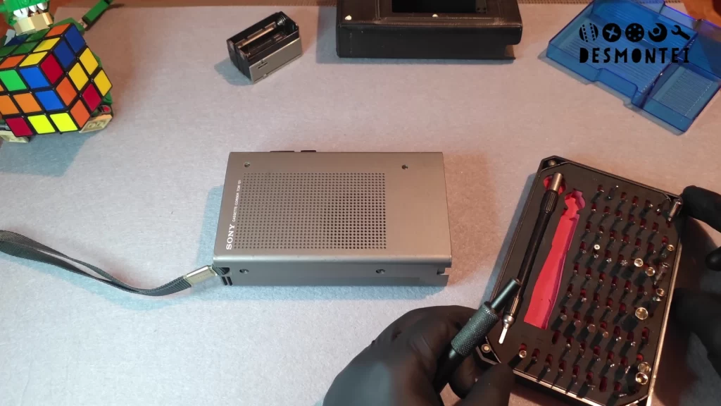 Desmontagem gravador Sony TCM-121 carcaça aberta