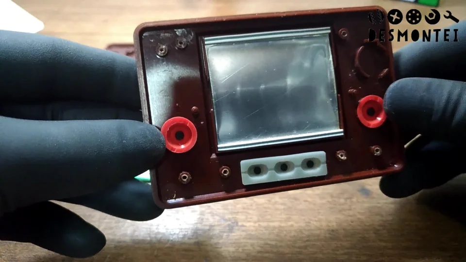 Camadas da tela de um minigame LCD antigo desmontado parte de tras