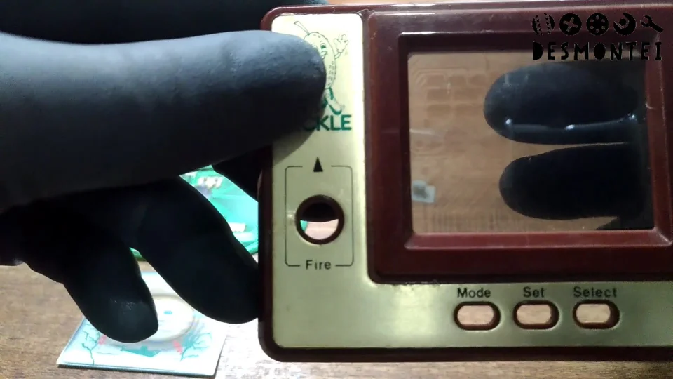Camadas da tela de um minigame LCD antigo desmontado parte da frente
