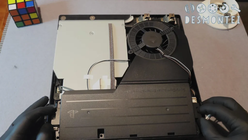 Interior completo do PS3 Slim revelado