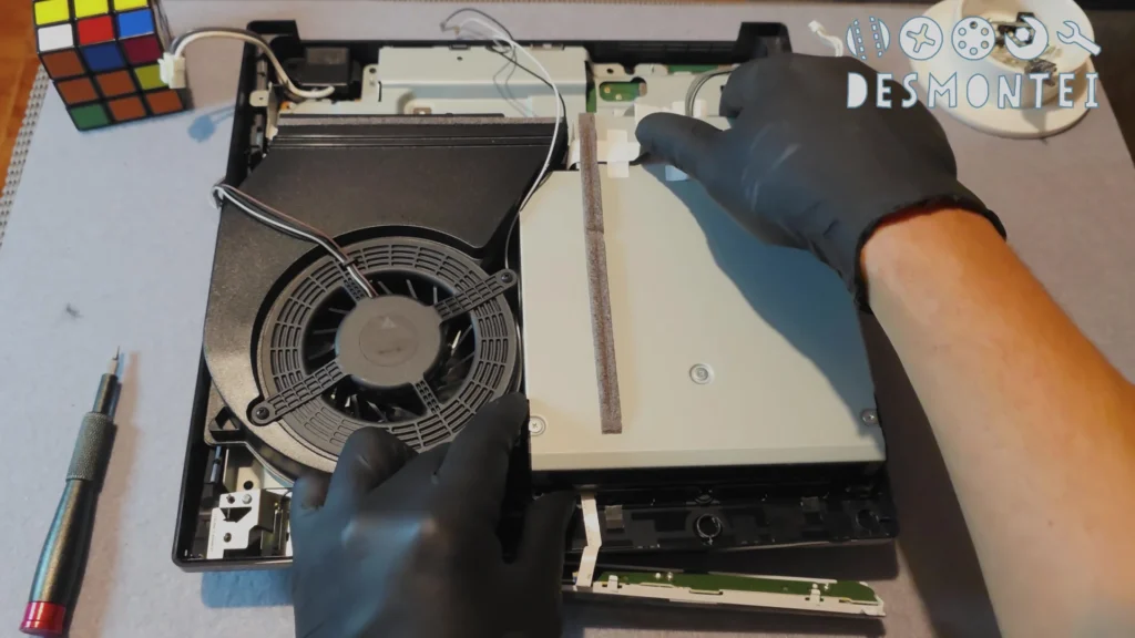 Soltando os parafusos da fonte de alimentação do PlayStation 3