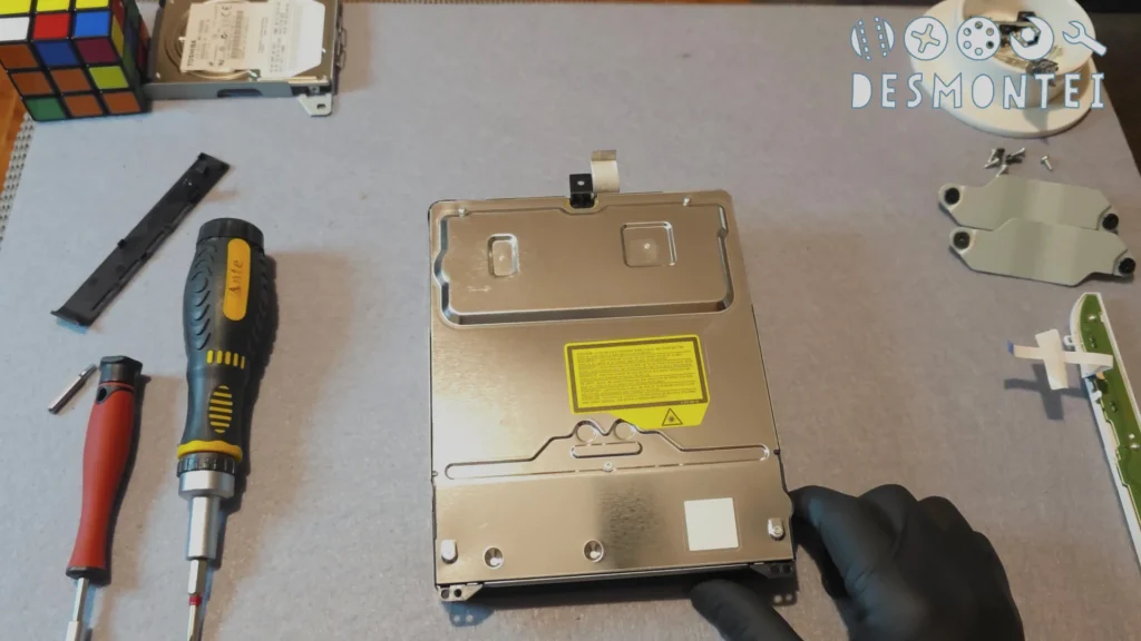 Retirando a fonte de alimentação PSU do PS3