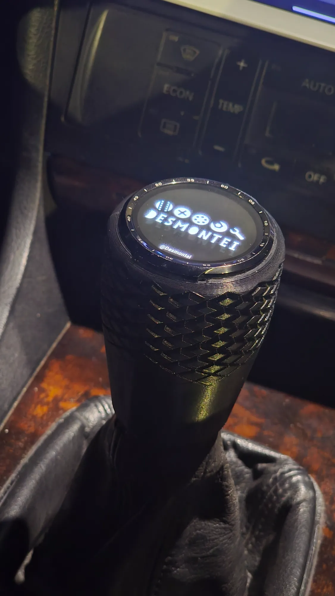 Nova Manopla Digital com smartwatch instalada no câmbio do Audi A4 B5